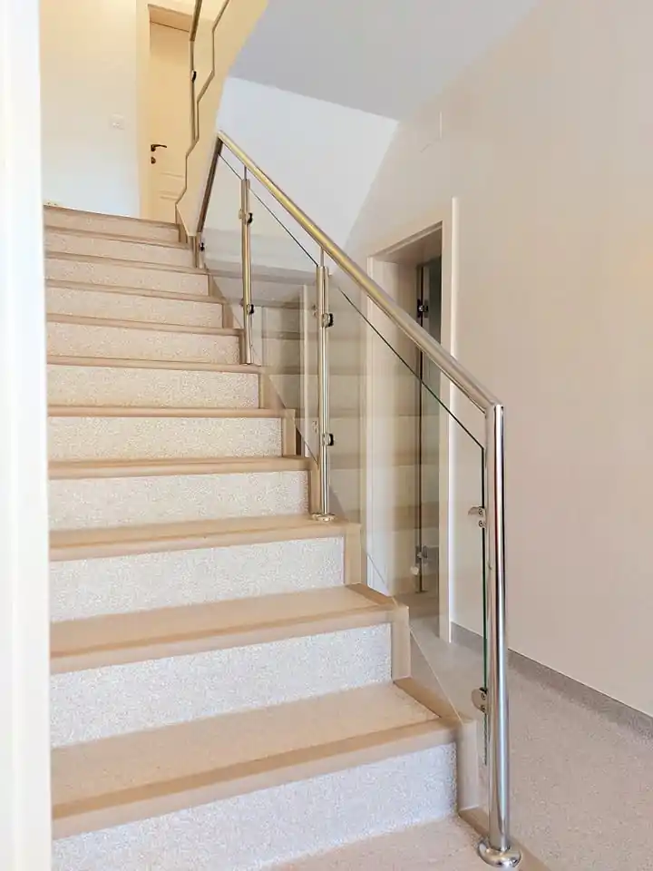 Balustradă inox cu sticlă securizată - lucrare Real Inox 22