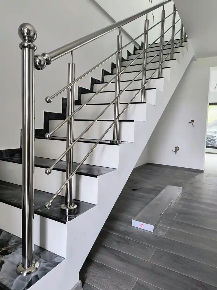 Balustradă inox scări interioare - lucrare Real Inox 11