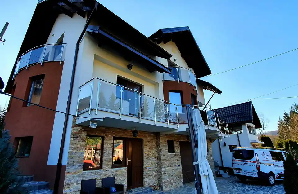 Balustradă inox cu sticlă securizată - lucrare Real Inox 56