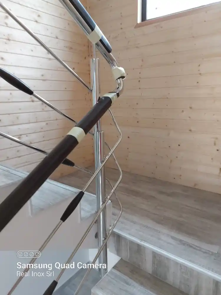 Balustradă inox cu inserție lemn - lucrare Real Inox 1