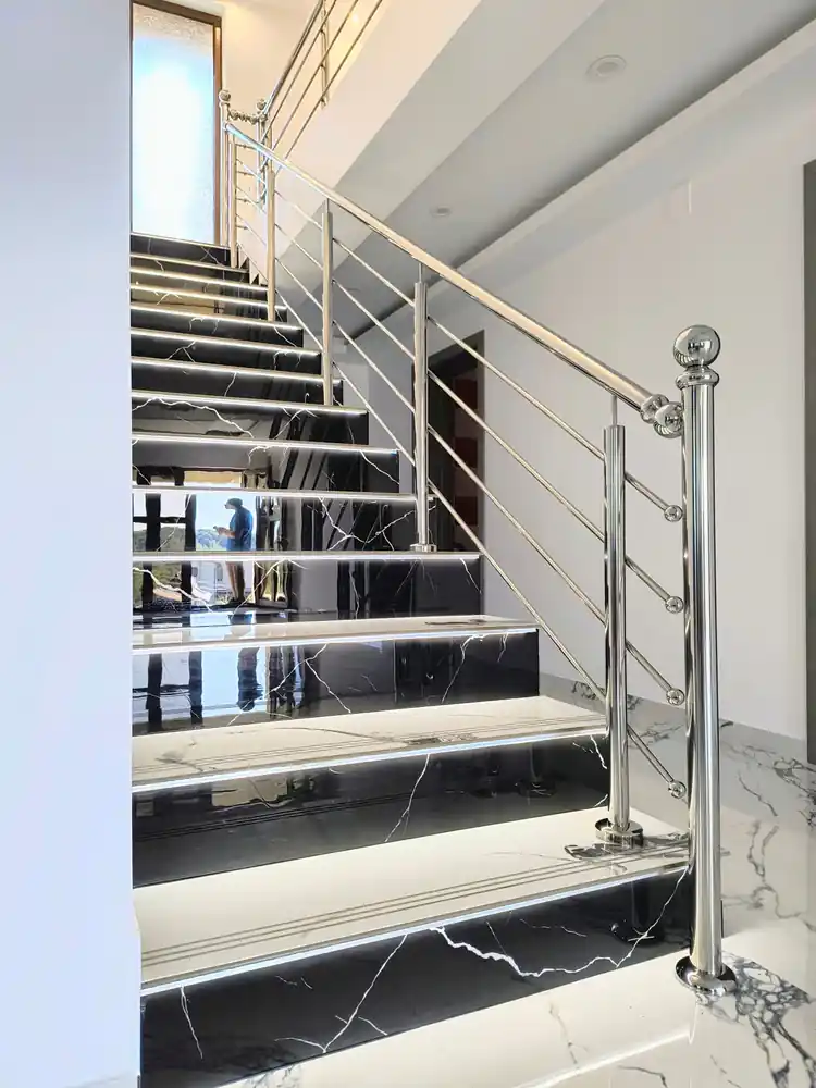 Balustradă inox scări interioare - lucrare Real Inox 8