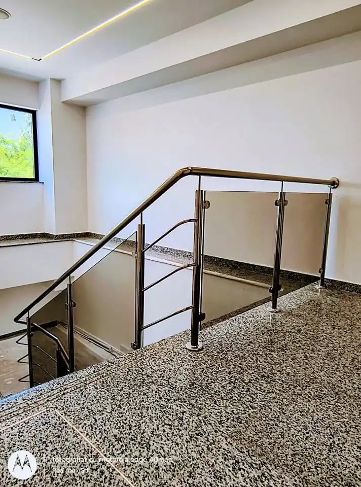 Balustradă inox cu sticlă securizată - lucrare Real Inox 43