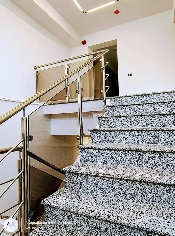 Balustradă inox cu sticlă securizată - lucrare Real Inox 41