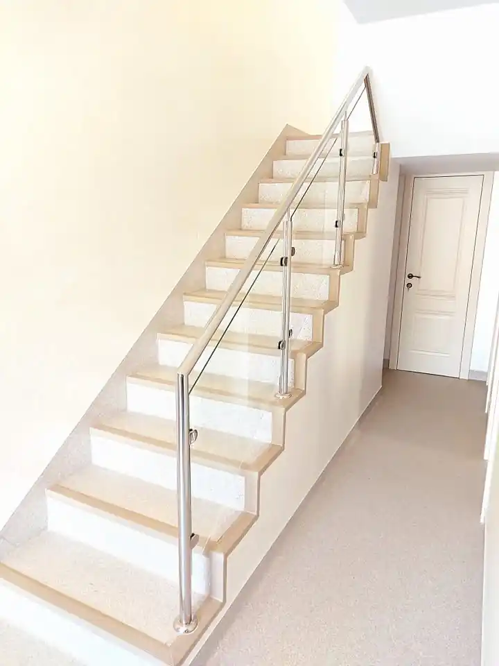 Balustradă inox cu sticlă securizată - lucrare Real Inox 20