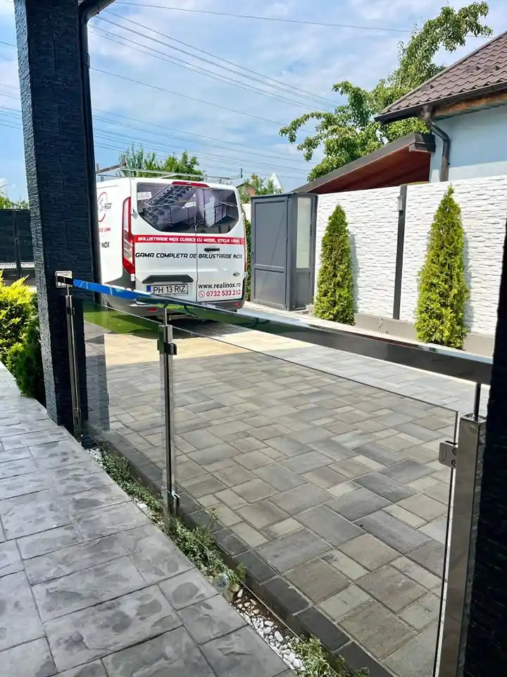Balustradă inox cu sticlă securizată - lucrare Real Inox 17