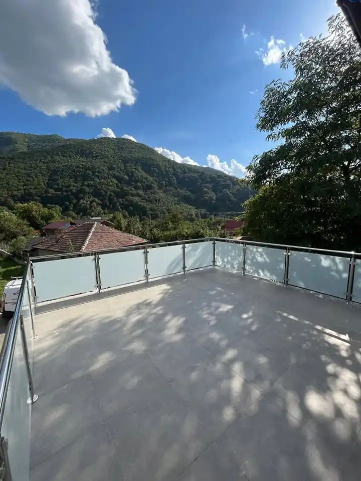 Balustradă inox cu sticlă securizată - lucrare Real Inox 18