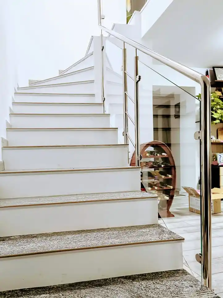 Balustradă inox cu sticlă securizată - lucrare Real Inox 47
