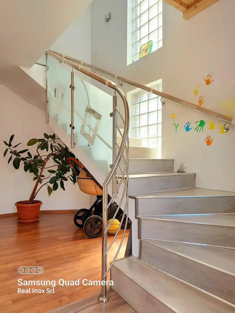 Balustradă inox cu lemn și sticlă - lucrare Real Inox 1