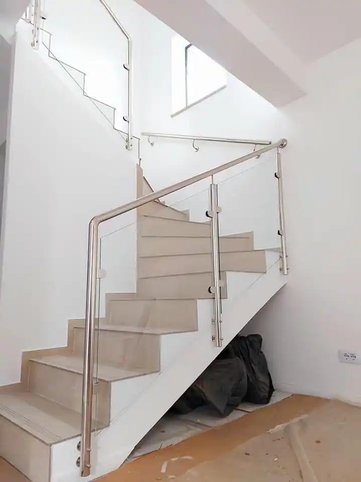 Balustradă inox cu sticlă securizată - lucrare Real Inox 5