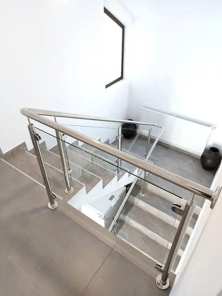 Balustradă inox cu sticlă securizată - lucrare Real Inox 30